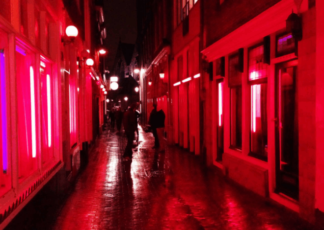 Вулиця червоних ліхтарів в Амстердамі: факти та міфи